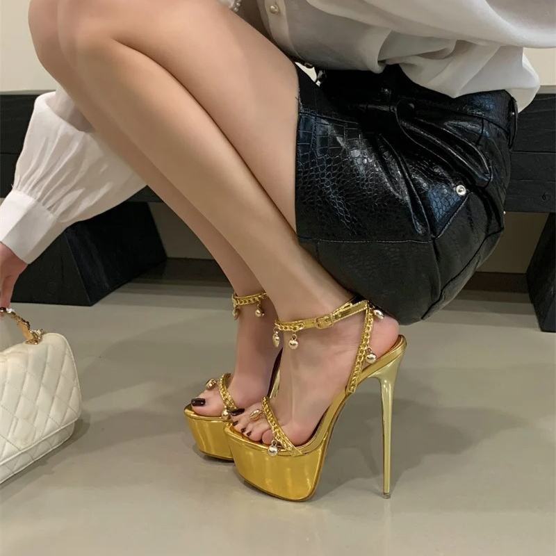 Luksusowe sandały z zawieszkam – Gold Chain Sandal recenzja i cena